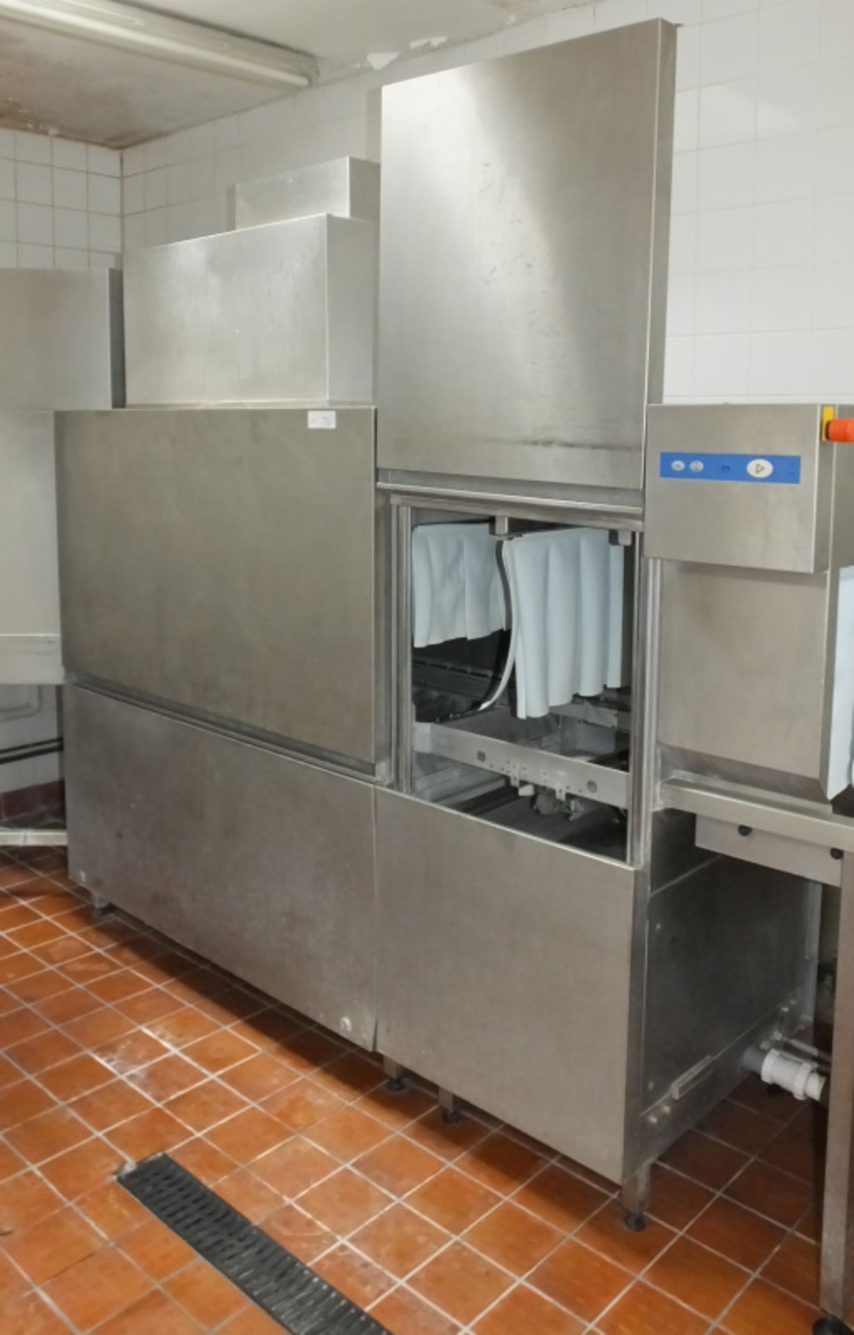 Hobart CHP18 Pass Through Dishwasher Unit with Conveyor System - Details in description - Image 2 of 13