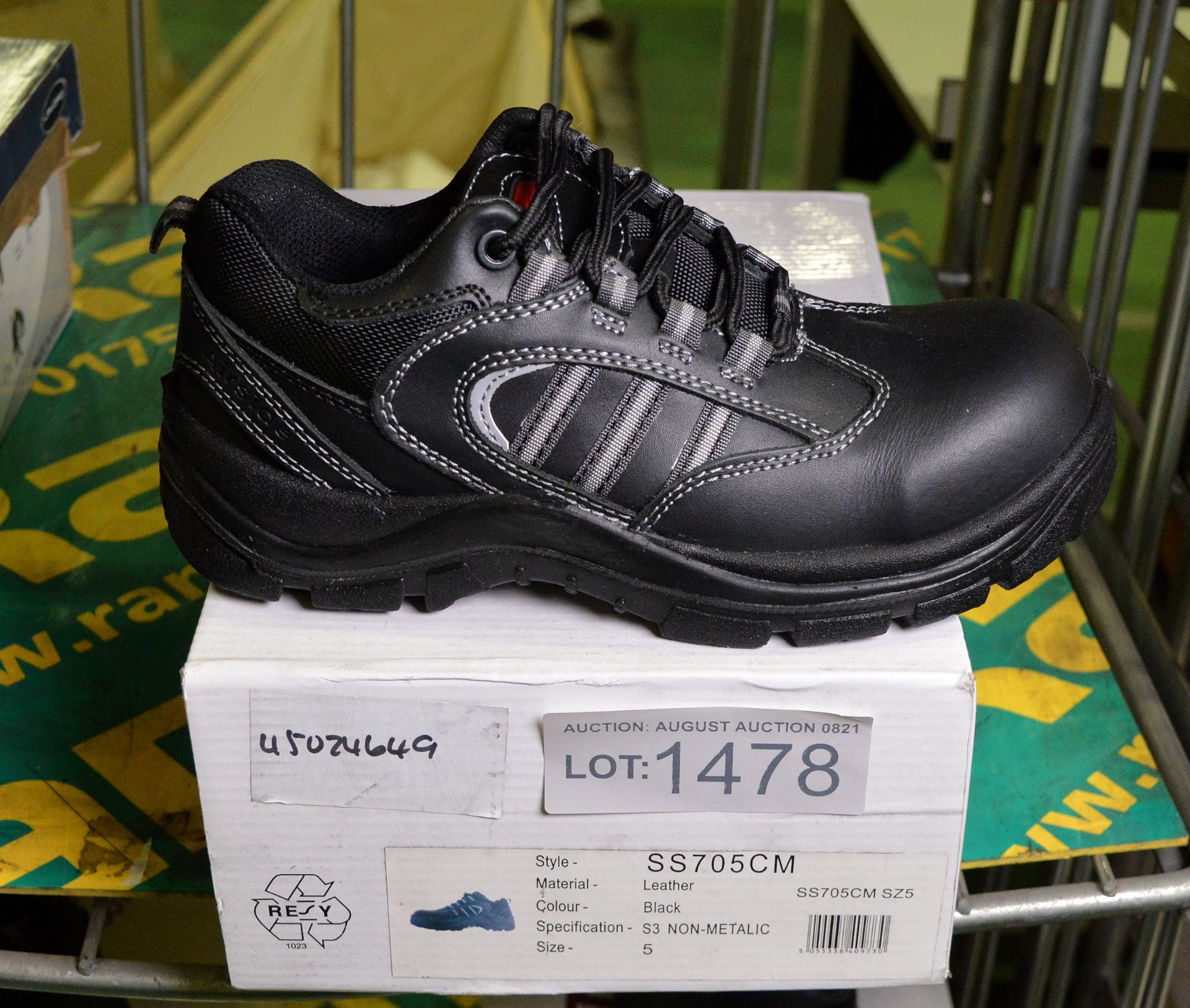 Airside safety shoes - see pictures for types & size