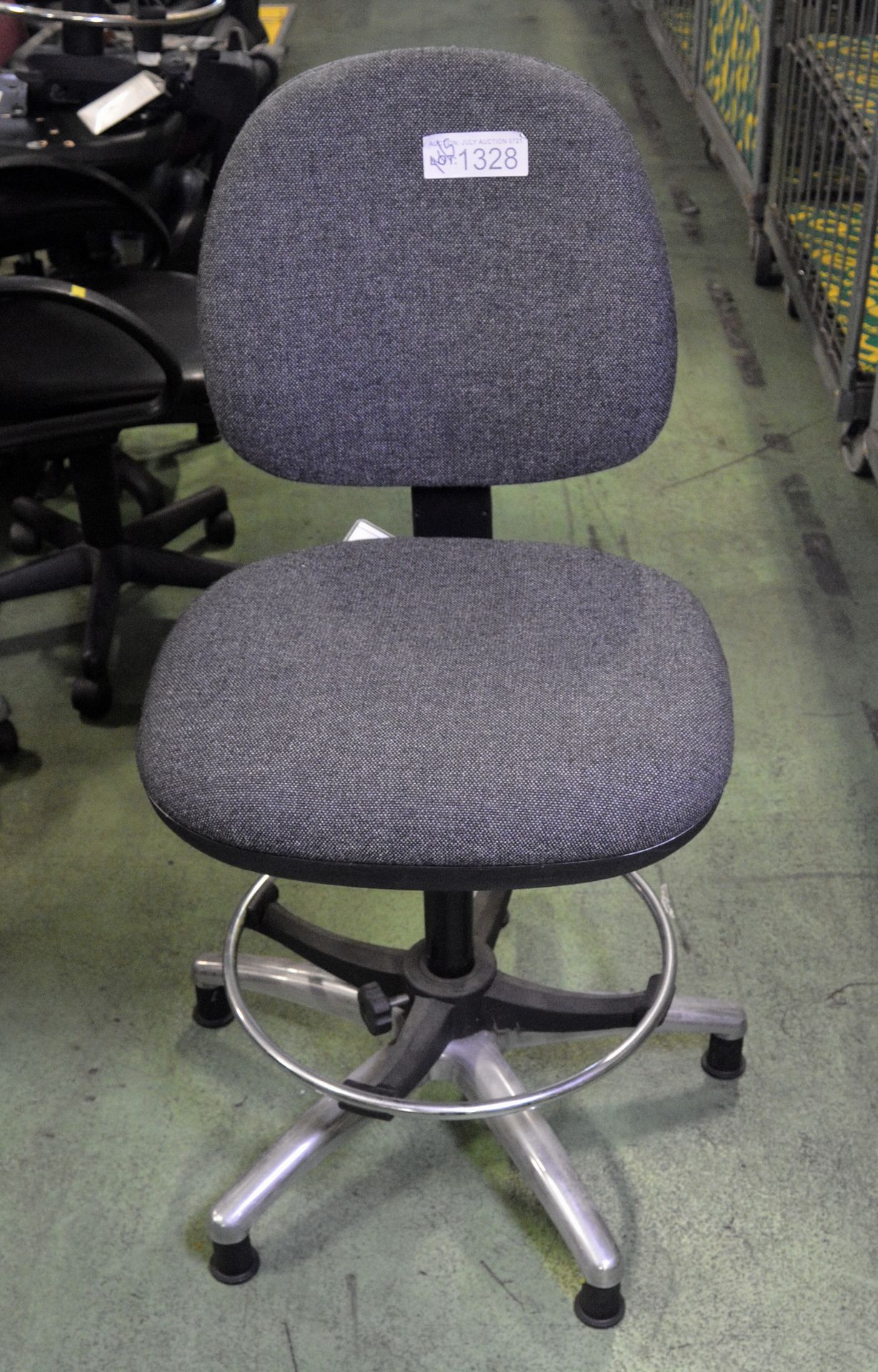 3x Black Office Fabric Cushioned Swivel Chairs - Image 3 of 4