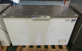 Polar CM 630 Chest Freezer L 1400mm x W 700mm x H 850mm - Handles Broken