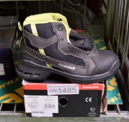 Honeywell safety boots - see pictures for types & size