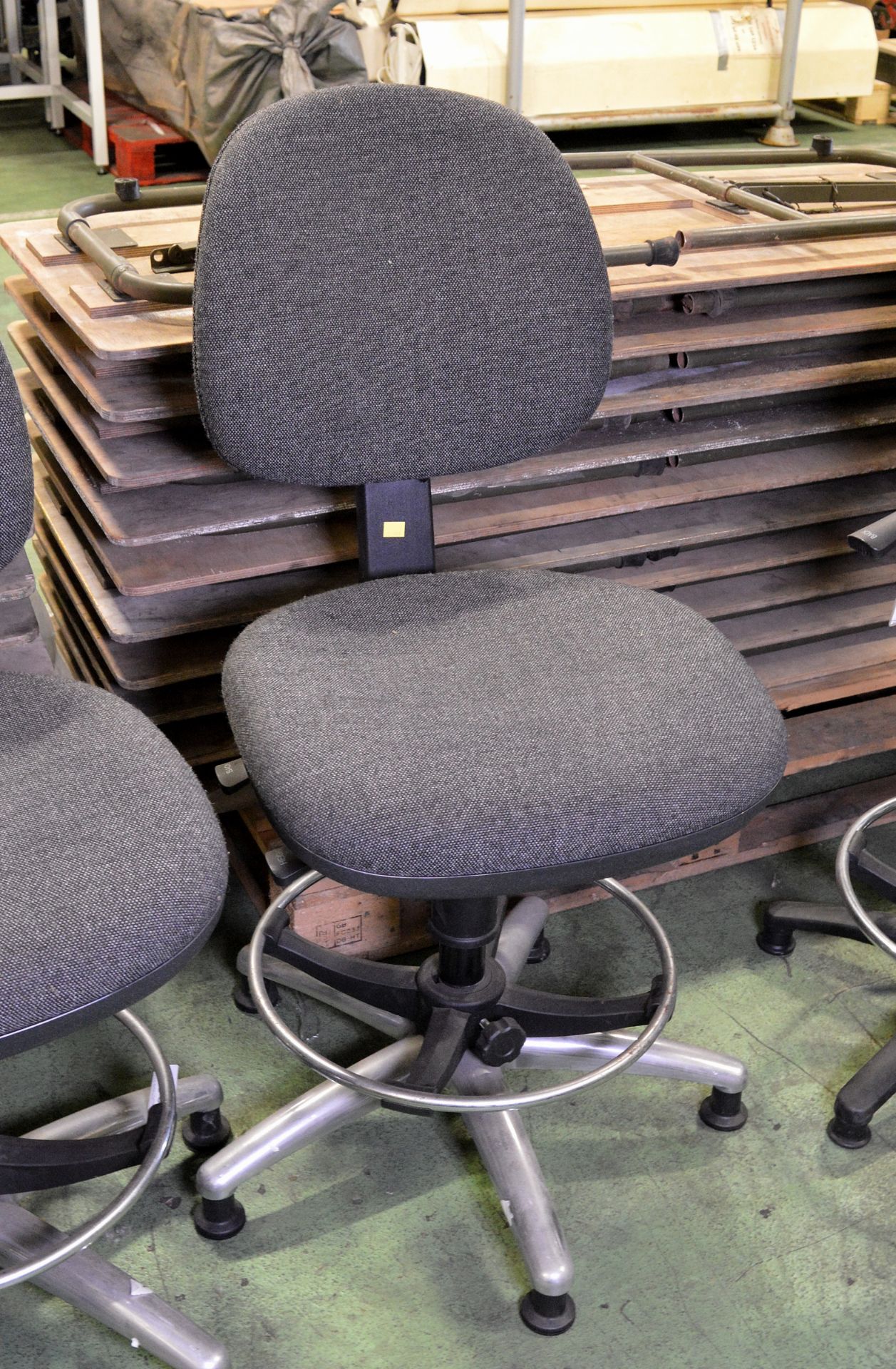 3x Black Office Fabric Cushioned Swivel Chairs - Image 4 of 4