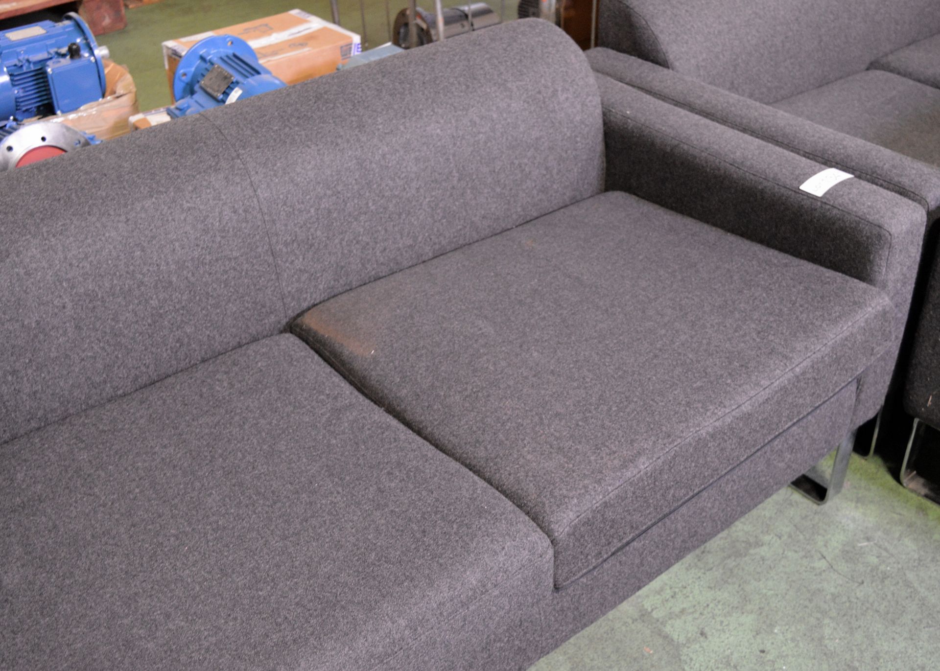 2 seater reception settee - metal legged - Image 2 of 2