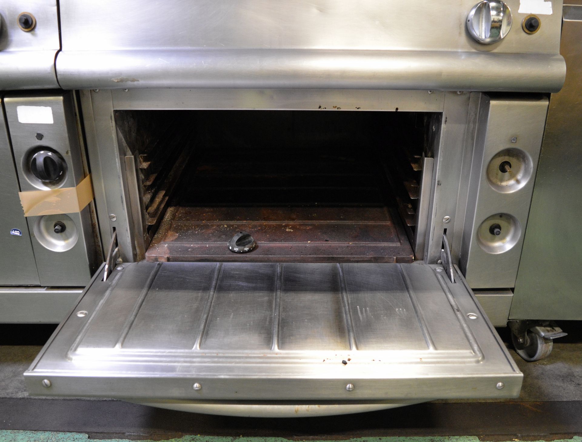 Gas Flat Top Stove And Oven - L930mm x W800mm x H900mm - cracked centre section - Image 4 of 5