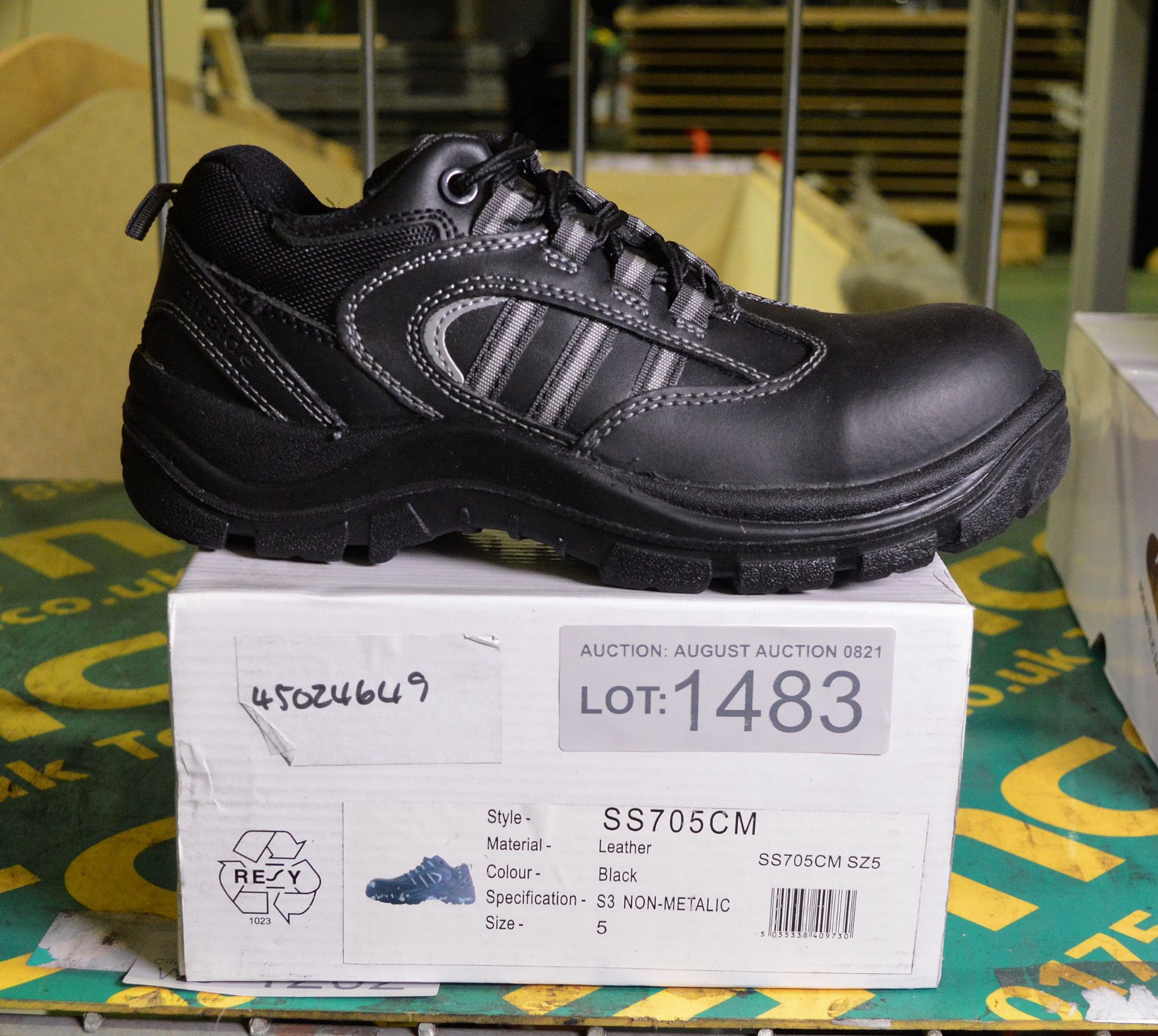 Airside safety shoes - see pictures for types & size
