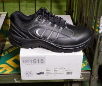 Airside safety shoes - see pictures for types & size