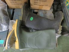 2 pairs of wellington boots - size 7