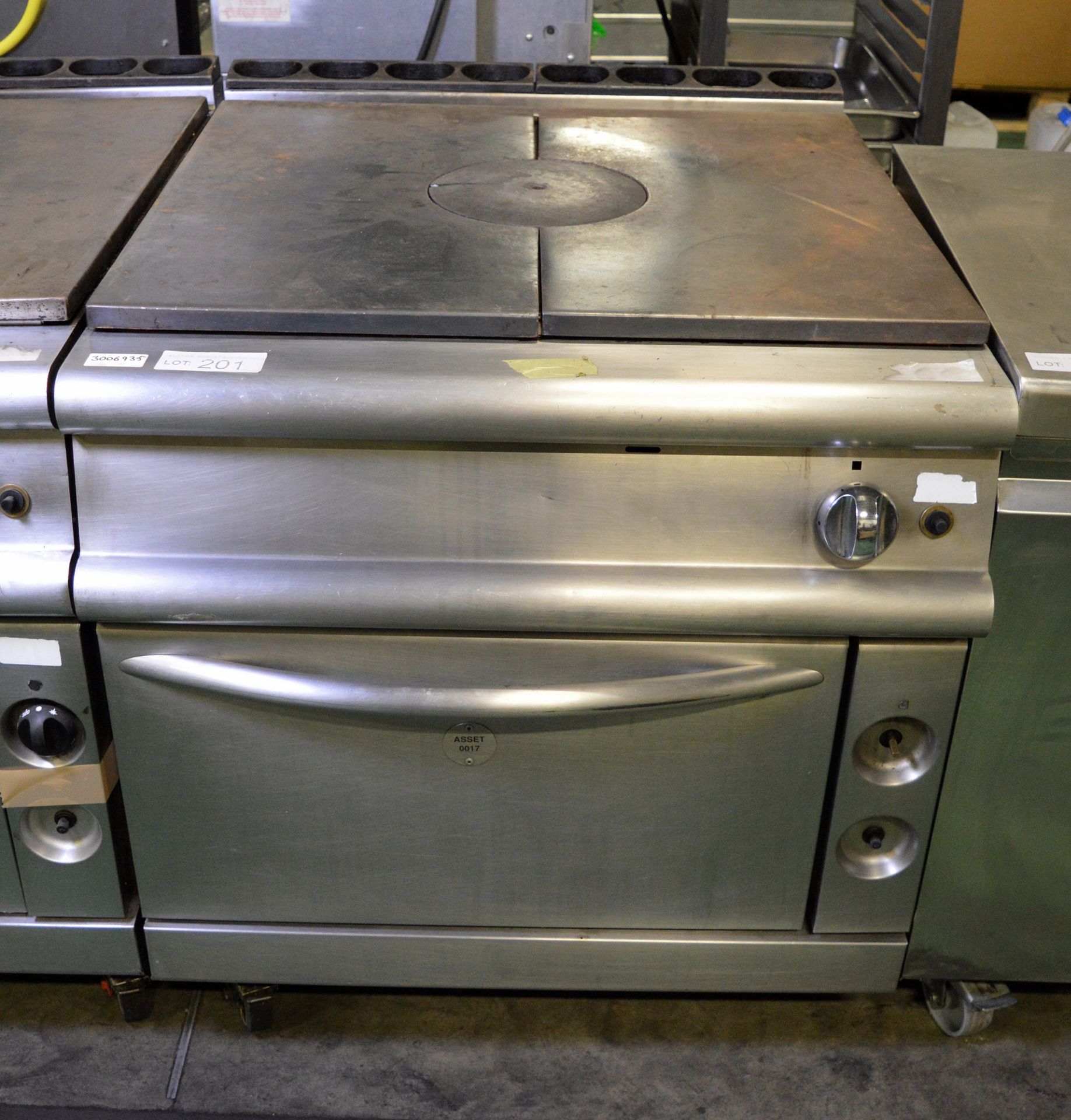 Gas Flat Top Stove And Oven - L930mm x W800mm x H900mm - cracked centre section