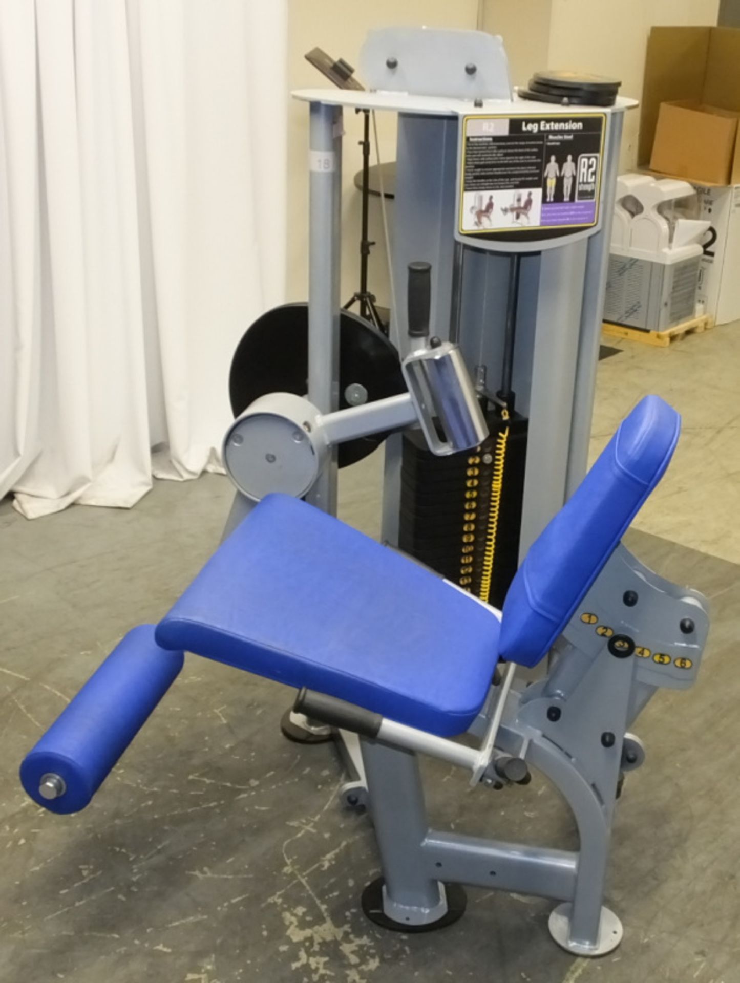 R2 Strength Leg Extension Machine