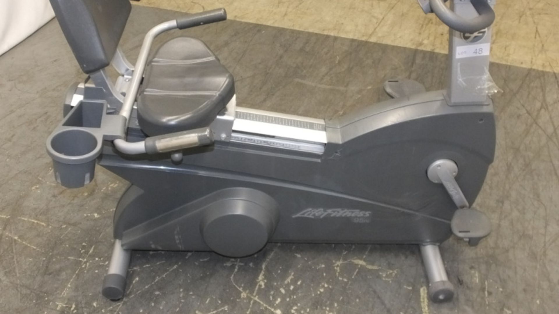 Life Fitness 95Ri Recumbent Exercise Bike - badly damaged display unit - Please check pictures - Image 3 of 14