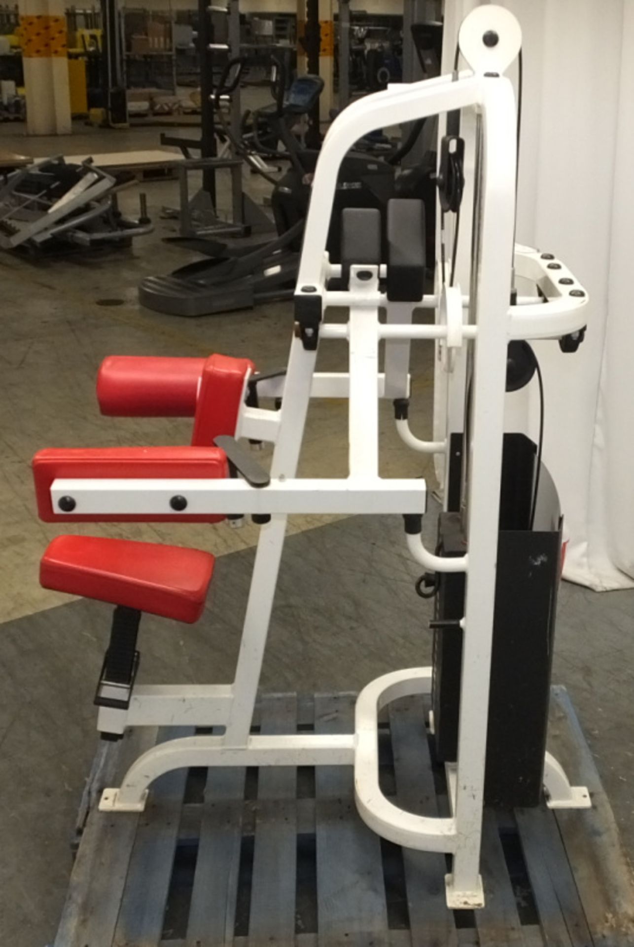 Life Fitness Lateral Raise Machine - Image 3 of 9