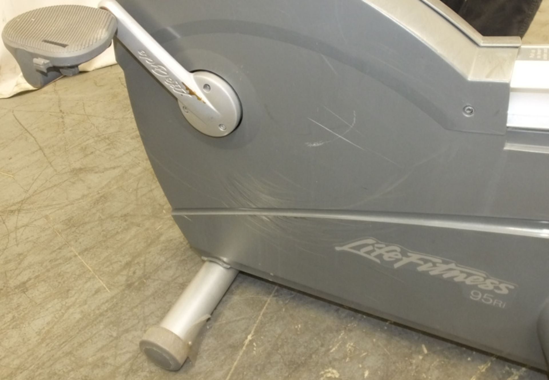 Life Fitness 95Ri Recumbent Exercise Bike - badly damaged display unit - Please check pictures - Image 11 of 14