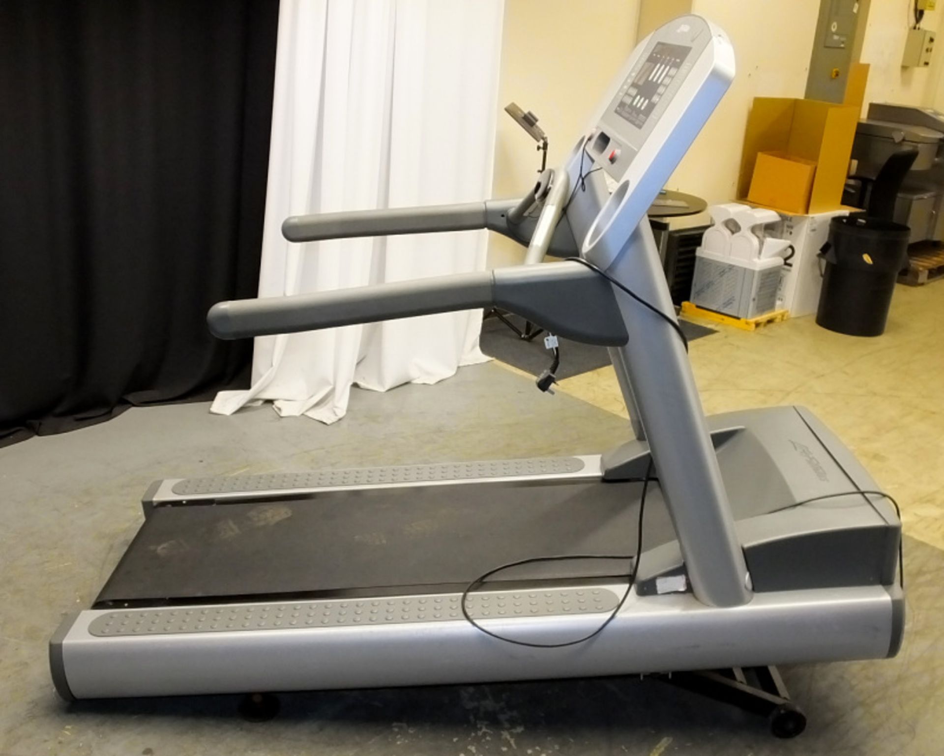 Life Fitness 95TI Treadmill - L2115 x D930mm - Image 3 of 12