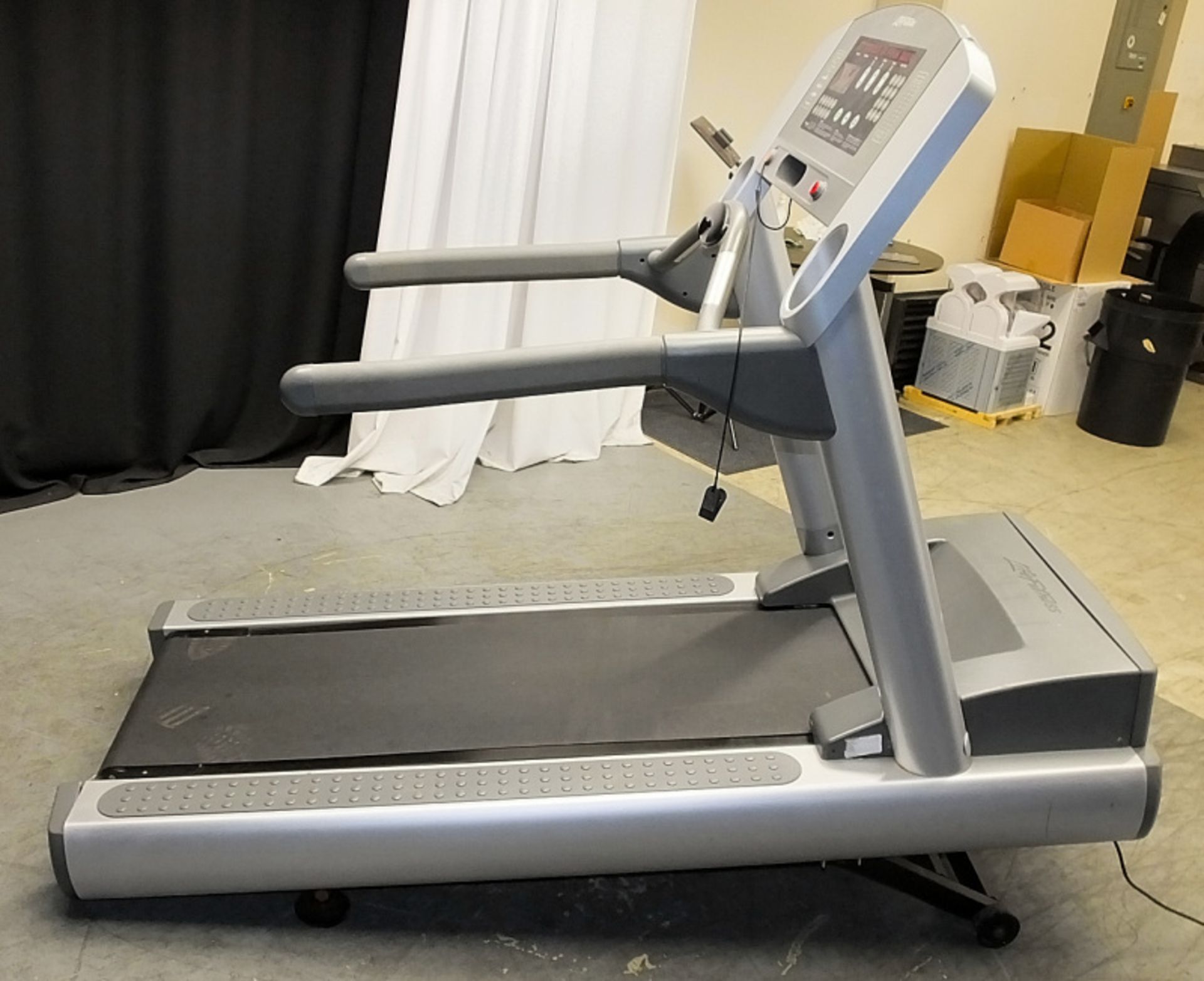 Life Fitness 95TI Treadmill - L2115 x D930mm - Image 2 of 12