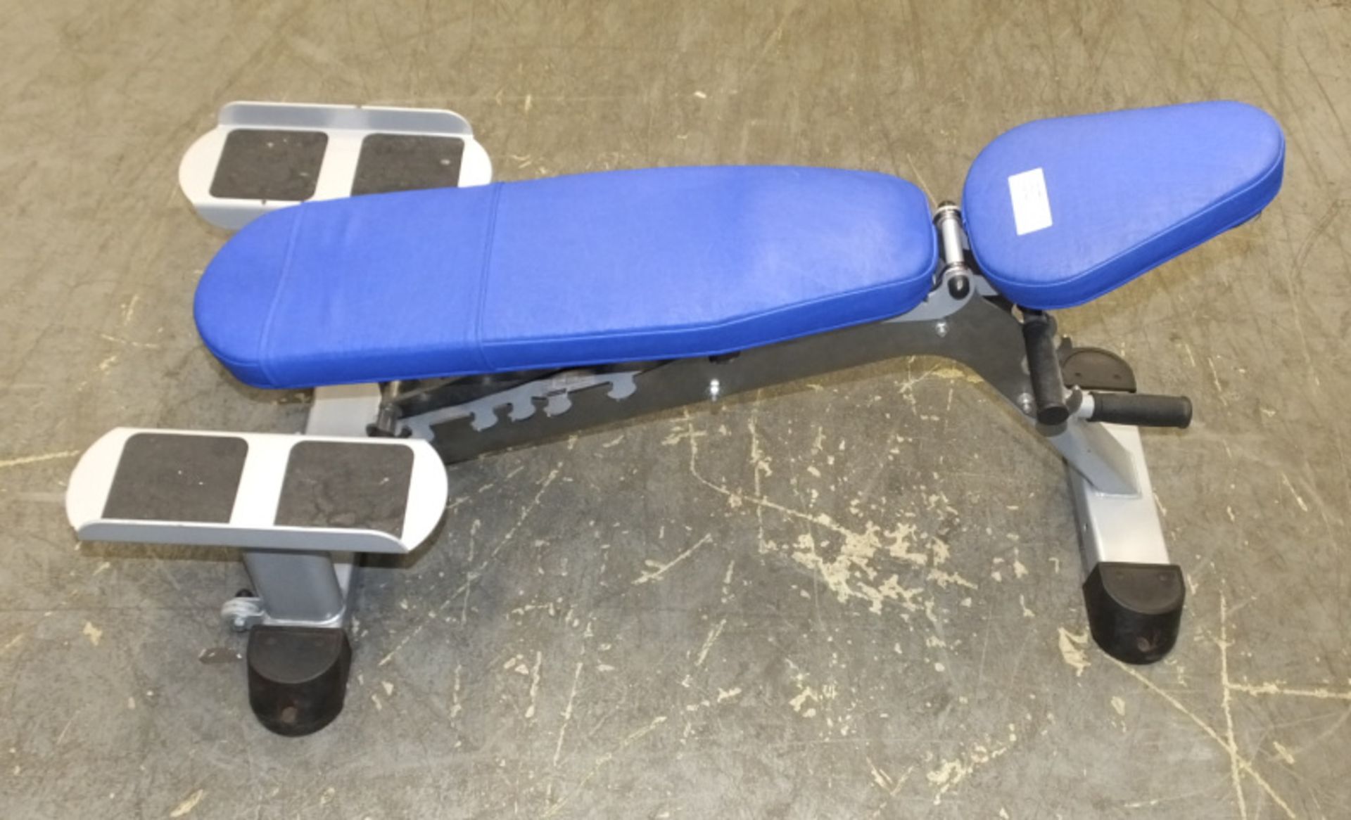 Leisurelines U099-R Incline/Decline Weight Bench with dumbbell stands - Image 3 of 7