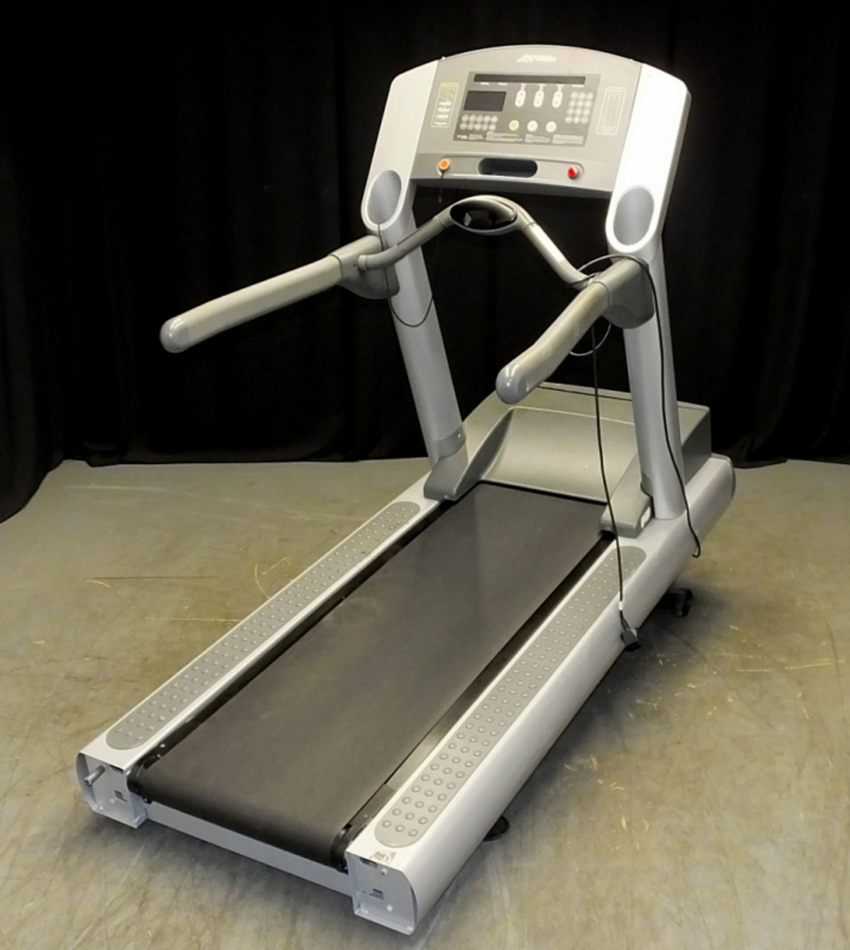 Life Fitness 95TI Treadmill - L2115 x D930mm