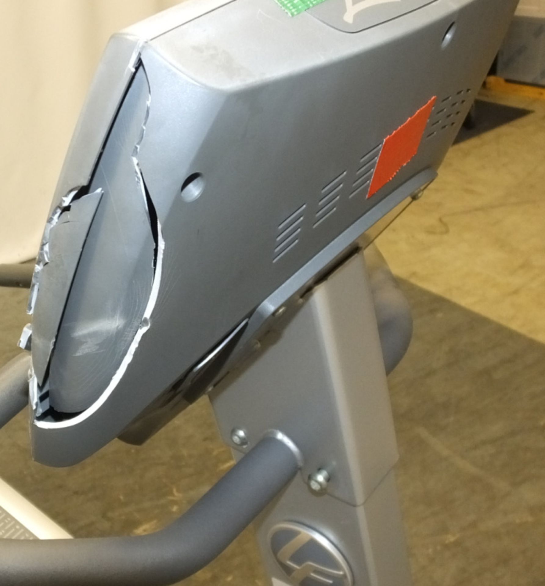 Life Fitness 95Ri Recumbent Exercise Bike - badly damaged display unit - Please check pictures - Image 10 of 14