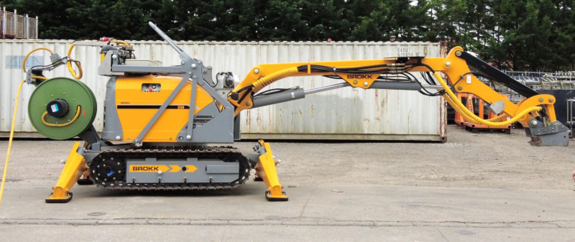 Brokk 330 Robotic Demolition Machine with attachments & accessories (see description) - Image 11 of 93
