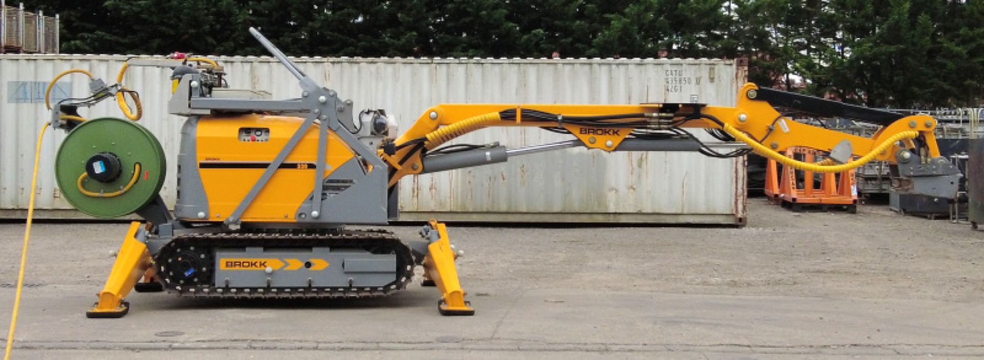 Brokk 330 Robotic Demolition Machine with attachments & accessories (see description) - Image 12 of 93