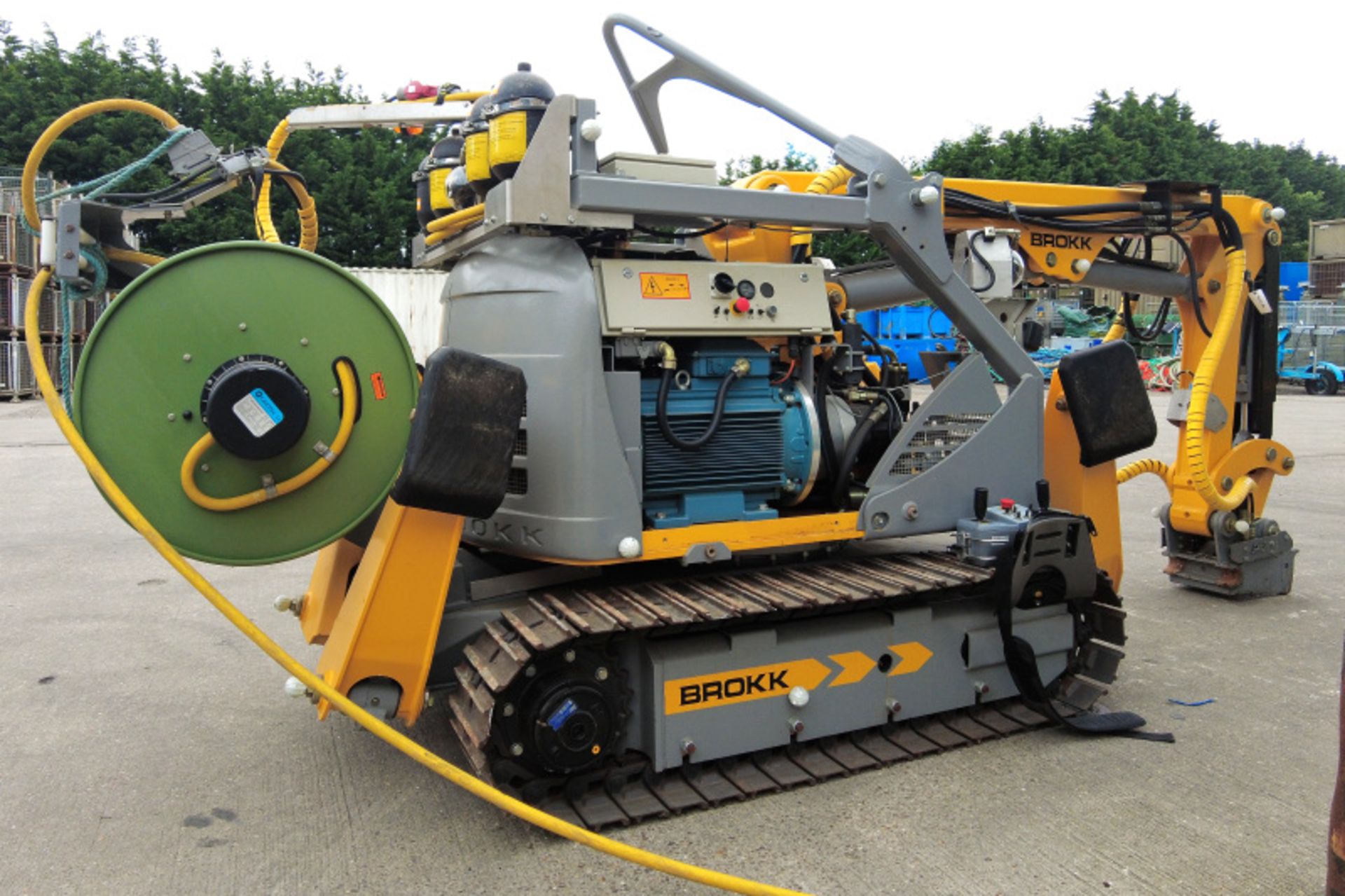 Brokk 330 Robotic Demolition Machine with attachments & accessories (see description) - Image 17 of 93