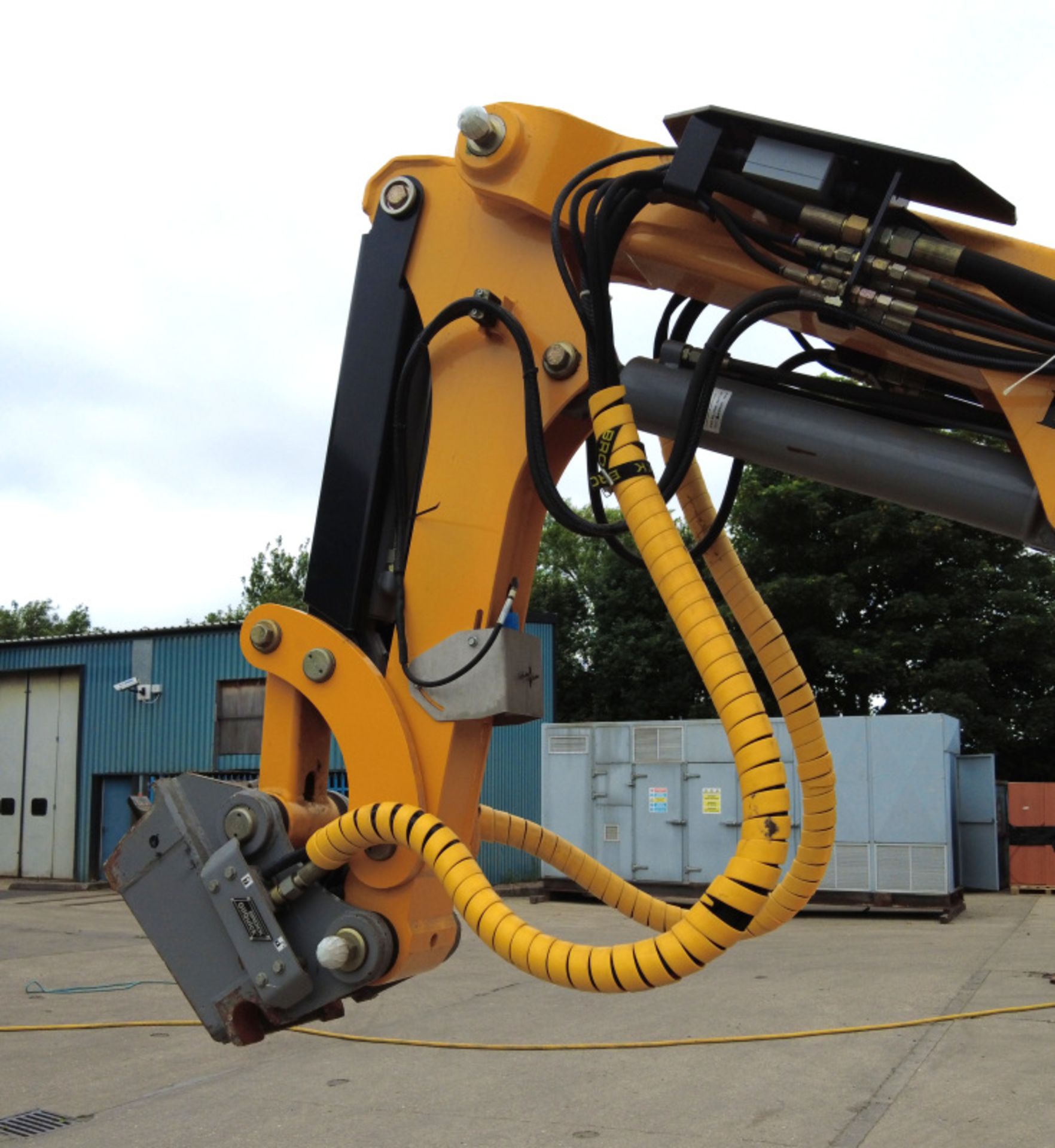 Brokk 330 Robotic Demolition Machine with attachments & accessories (see description) - Image 41 of 93