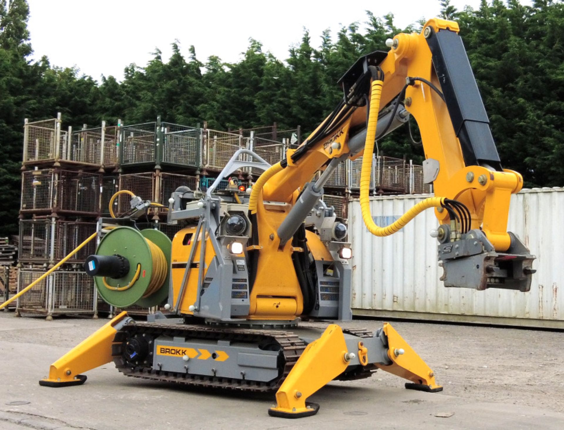Brokk 330 Robotic Demolition Machine with attachments & accessories (see description) - Image 9 of 93