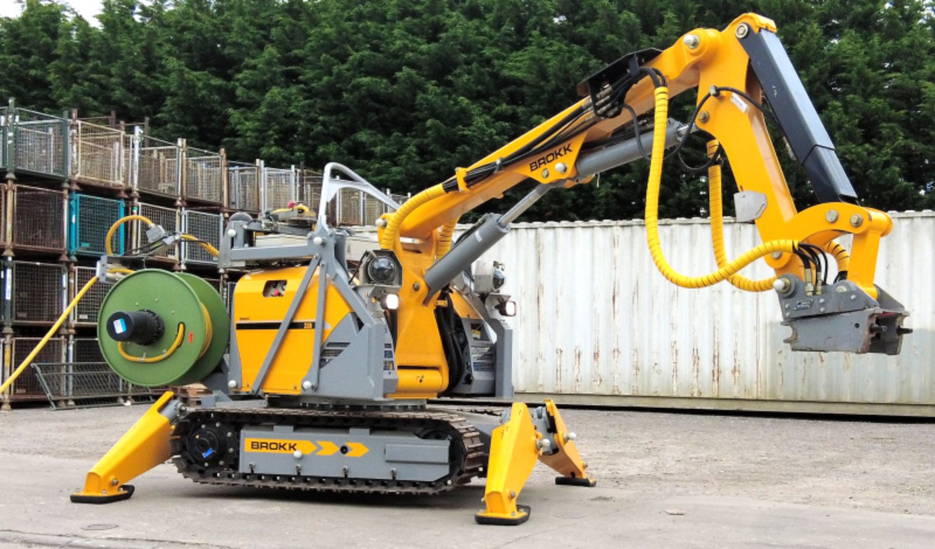 Brokk 330 Robotic Demolition Machine with attachments & accessories (see description) - Image 8 of 93