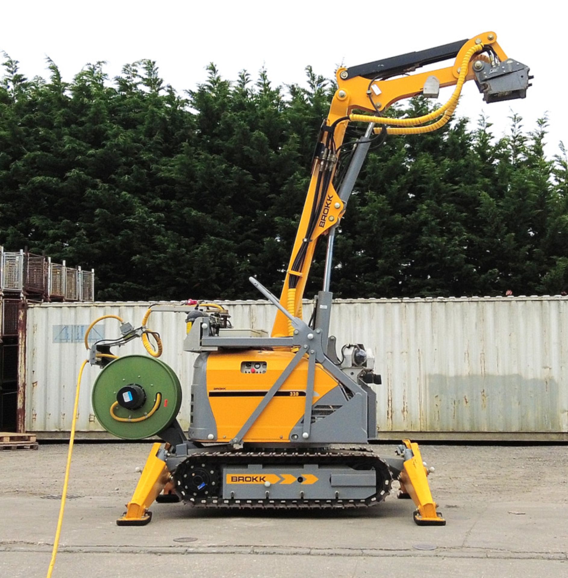 Brokk 330 Robotic Demolition Machine with attachments & accessories (see description) - Image 15 of 93
