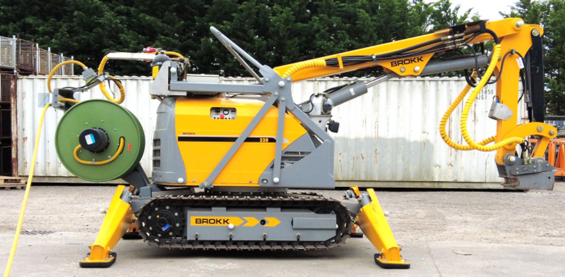 Brokk 330 Robotic Demolition Machine with attachments & accessories (see description) - Image 7 of 93