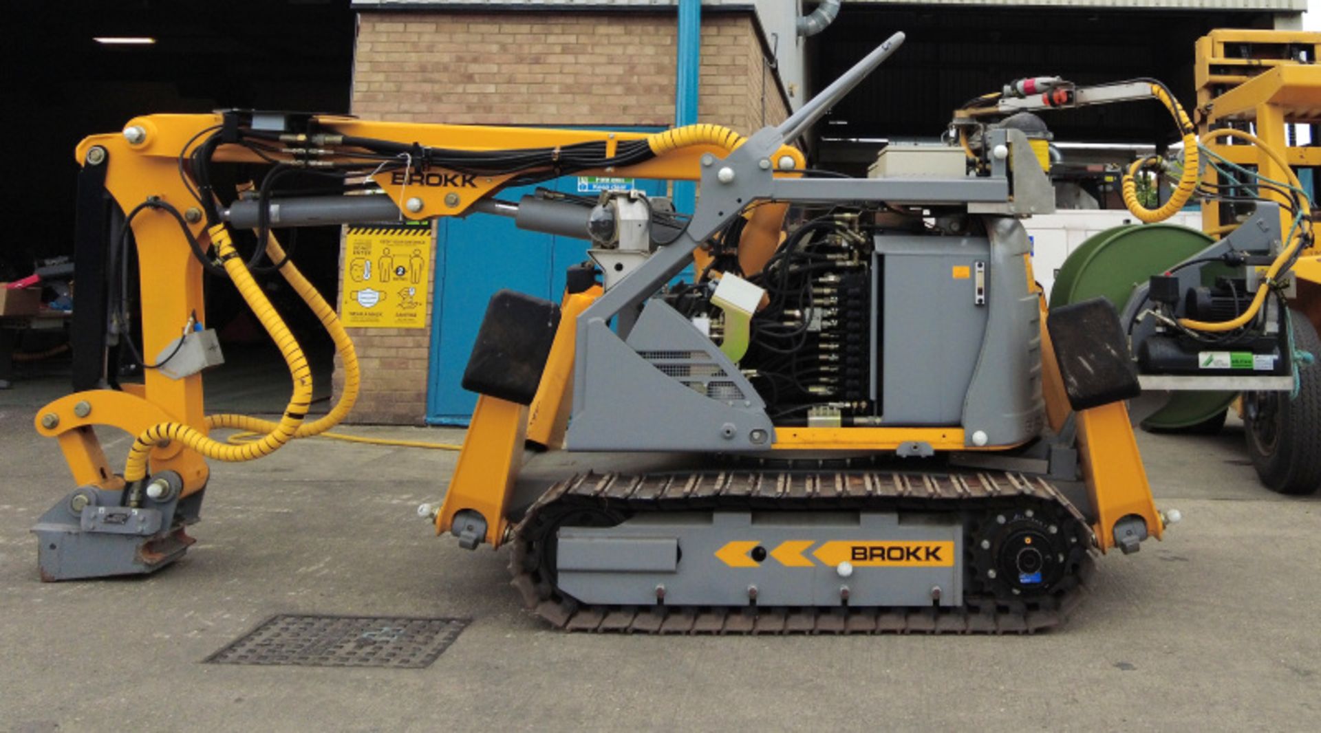 Brokk 330 Robotic Demolition Machine with attachments & accessories (see description) - Image 18 of 93