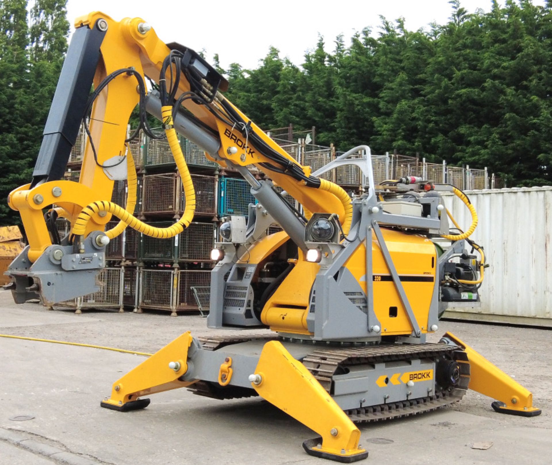 Brokk 330 Robotic Demolition Machine with attachments & accessories (see description) - Image 31 of 93