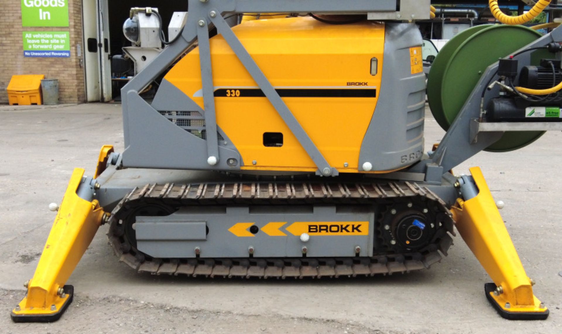 Brokk 330 Robotic Demolition Machine with attachments & accessories (see description) - Image 23 of 93