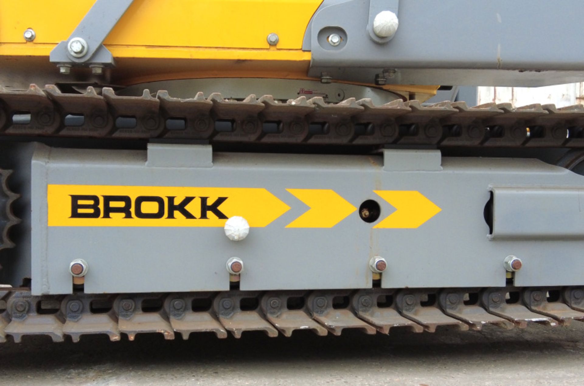 Brokk 330 Robotic Demolition Machine with attachments & accessories (see description) - Image 20 of 93