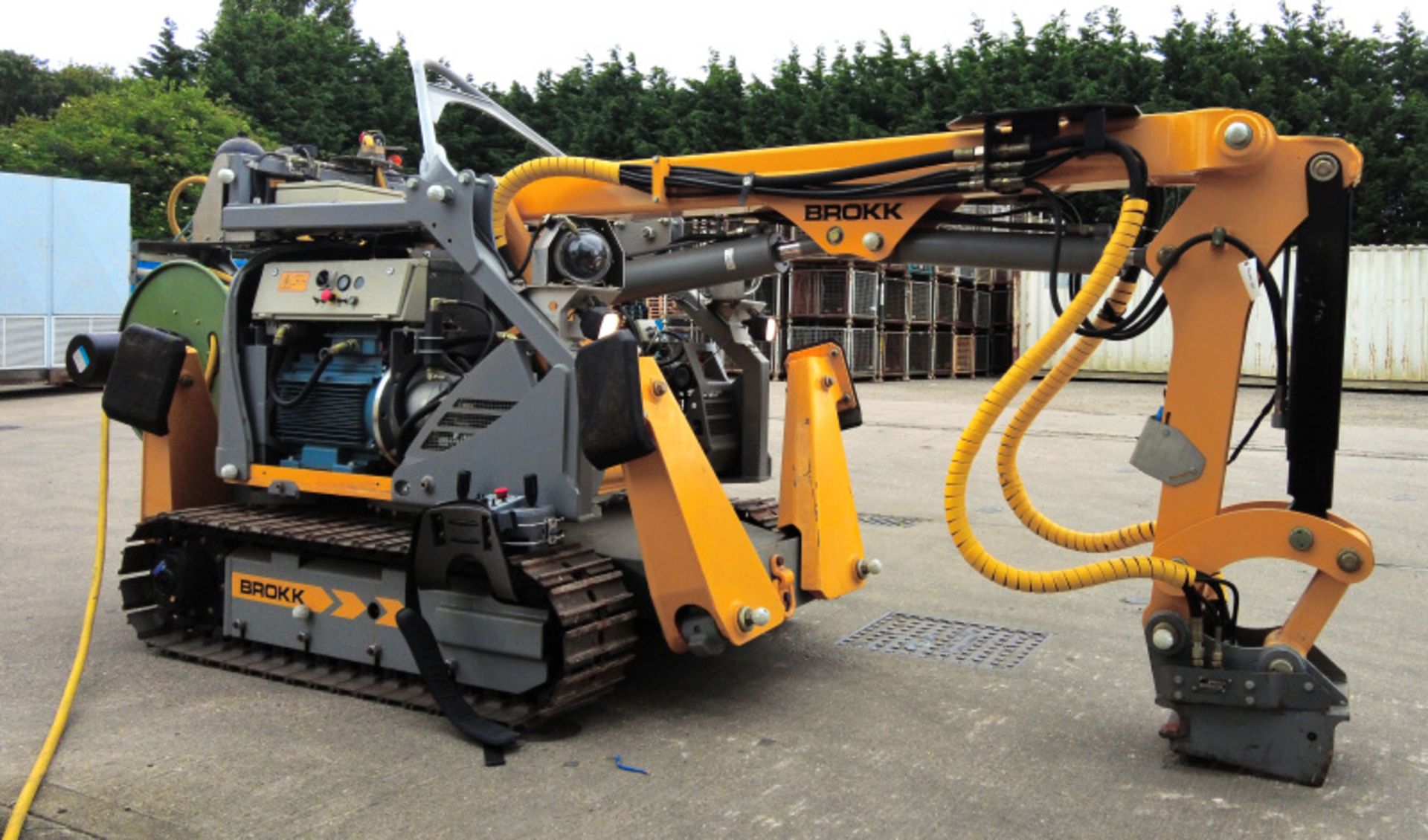 Brokk 330 Robotic Demolition Machine with attachments & accessories (see description) - Image 16 of 93