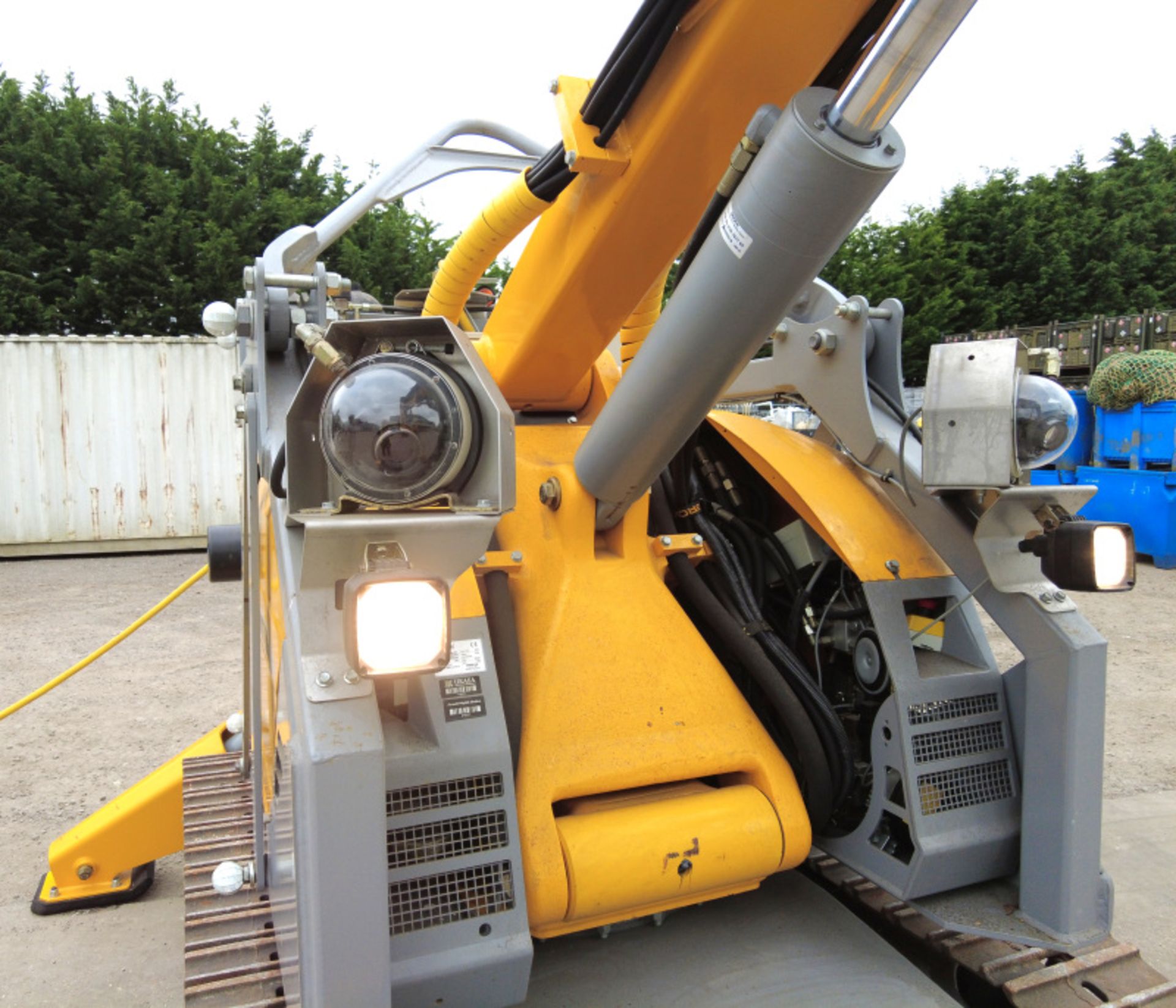 Brokk 330 Robotic Demolition Machine with attachments & accessories (see description) - Image 35 of 93