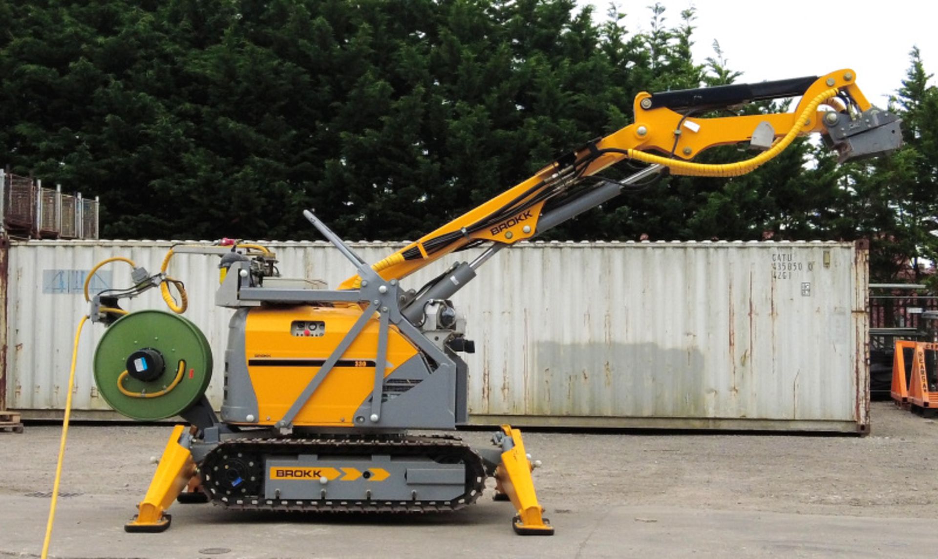 Brokk 330 Robotic Demolition Machine with attachments & accessories (see description) - Image 13 of 93