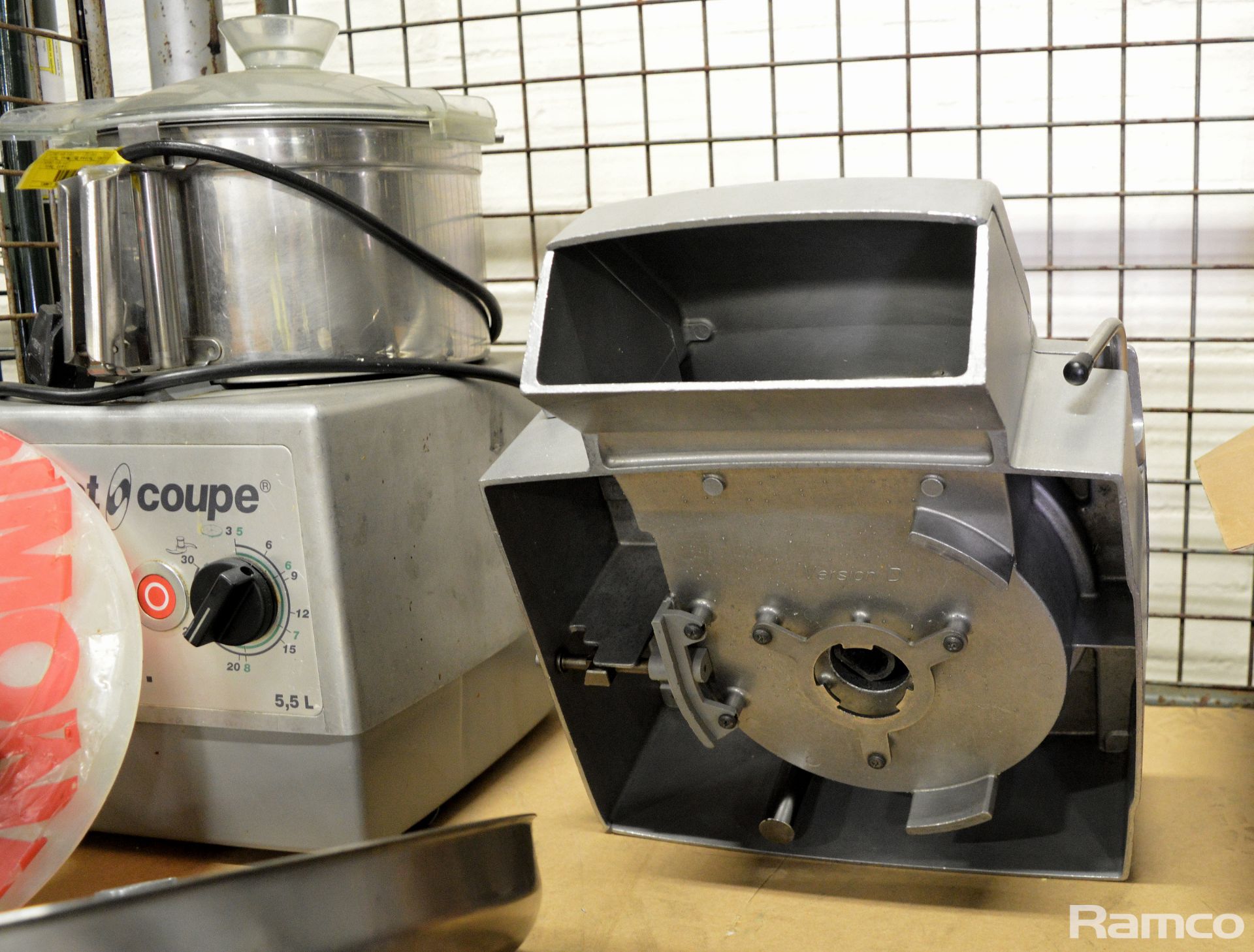 Robot Coupe R502 V.V Veg Prep Machine with Spares & Catering Part Of Mincing machine and more - Image 4 of 9