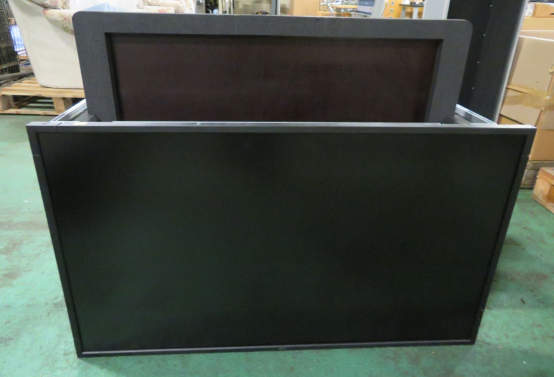 NEC P463 MultiSync 46in LCD Monitor & Transport Case - W 1210mm x D 390mm x H 850mm - Image 2 of 6