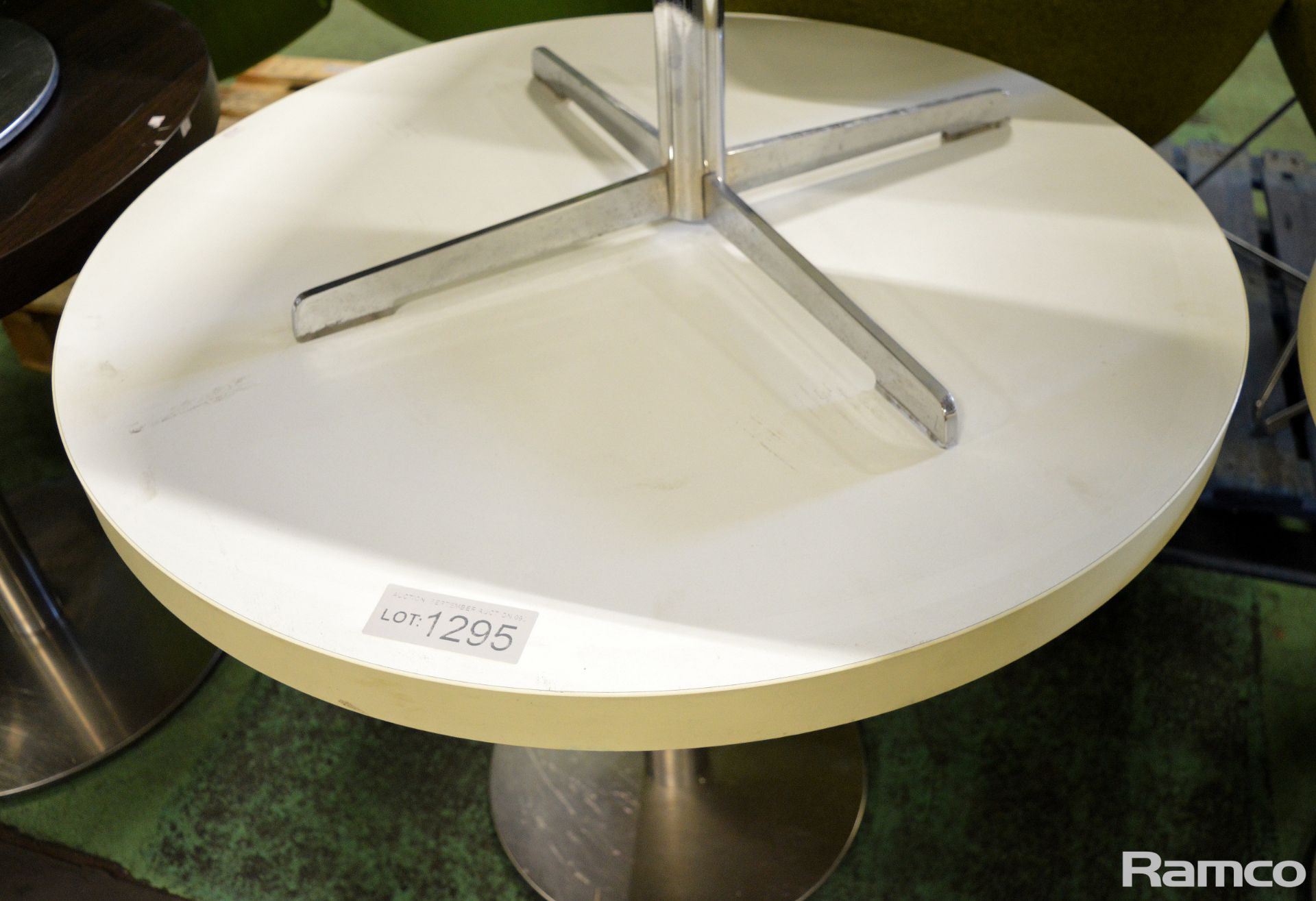 White Coffee Table - L750 x D750 x H400mm & Circular Tables - Wood Effect - White - Image 3 of 3