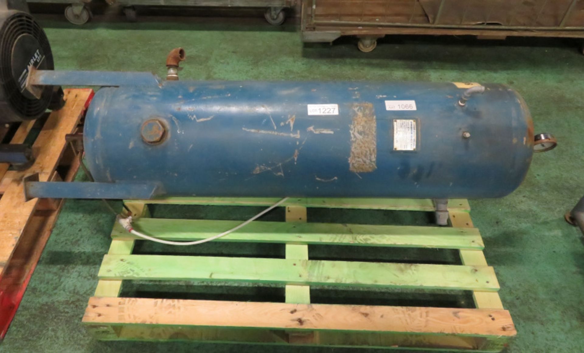 Atlas Copco LE8 compressor - 10bar - 1800RPM, Harris Bros. Cylinder Tank - Serial No. 6103-1 - Image 2 of 10