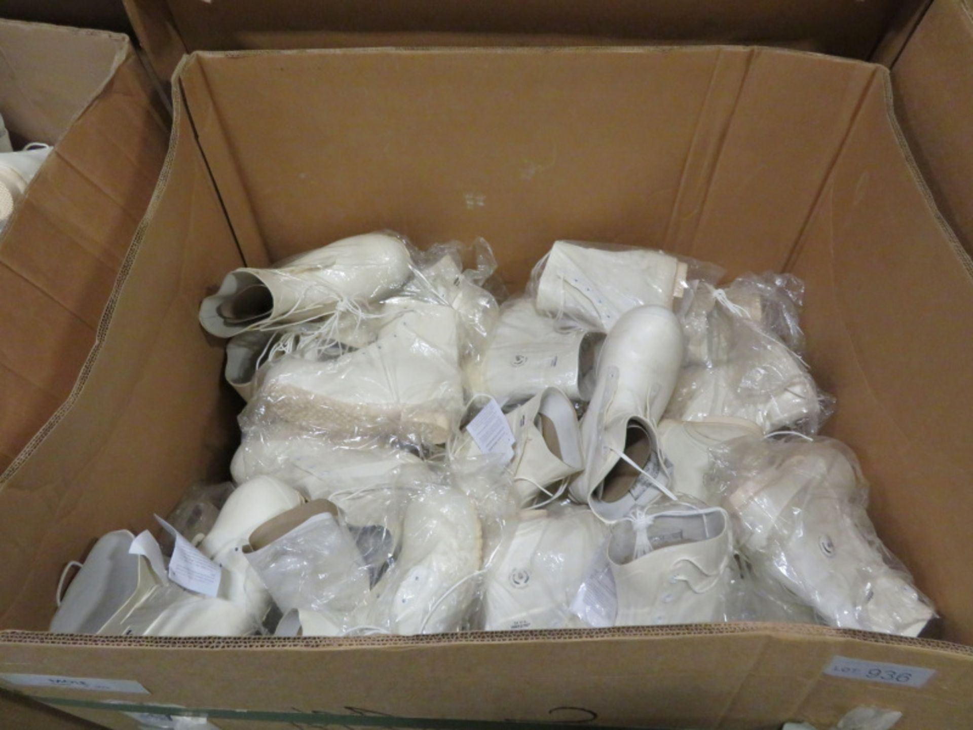 20x Pairs of White Insulated Extreme Cold Boots - Size 14R - Image 2 of 5