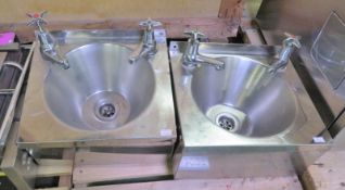 2x Wall mountable hand wash basins