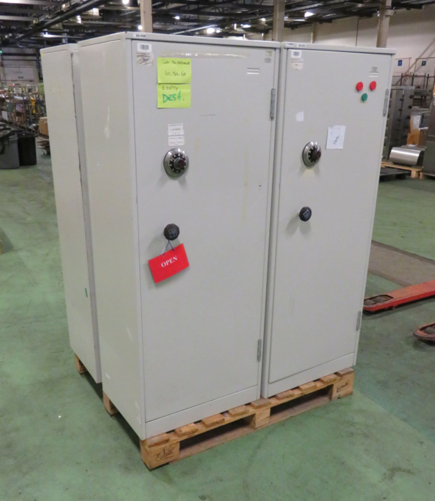 4x Single Door Metal Combination Cabinets L 455mm x W 615mm x H 1530mm - Image 2 of 7