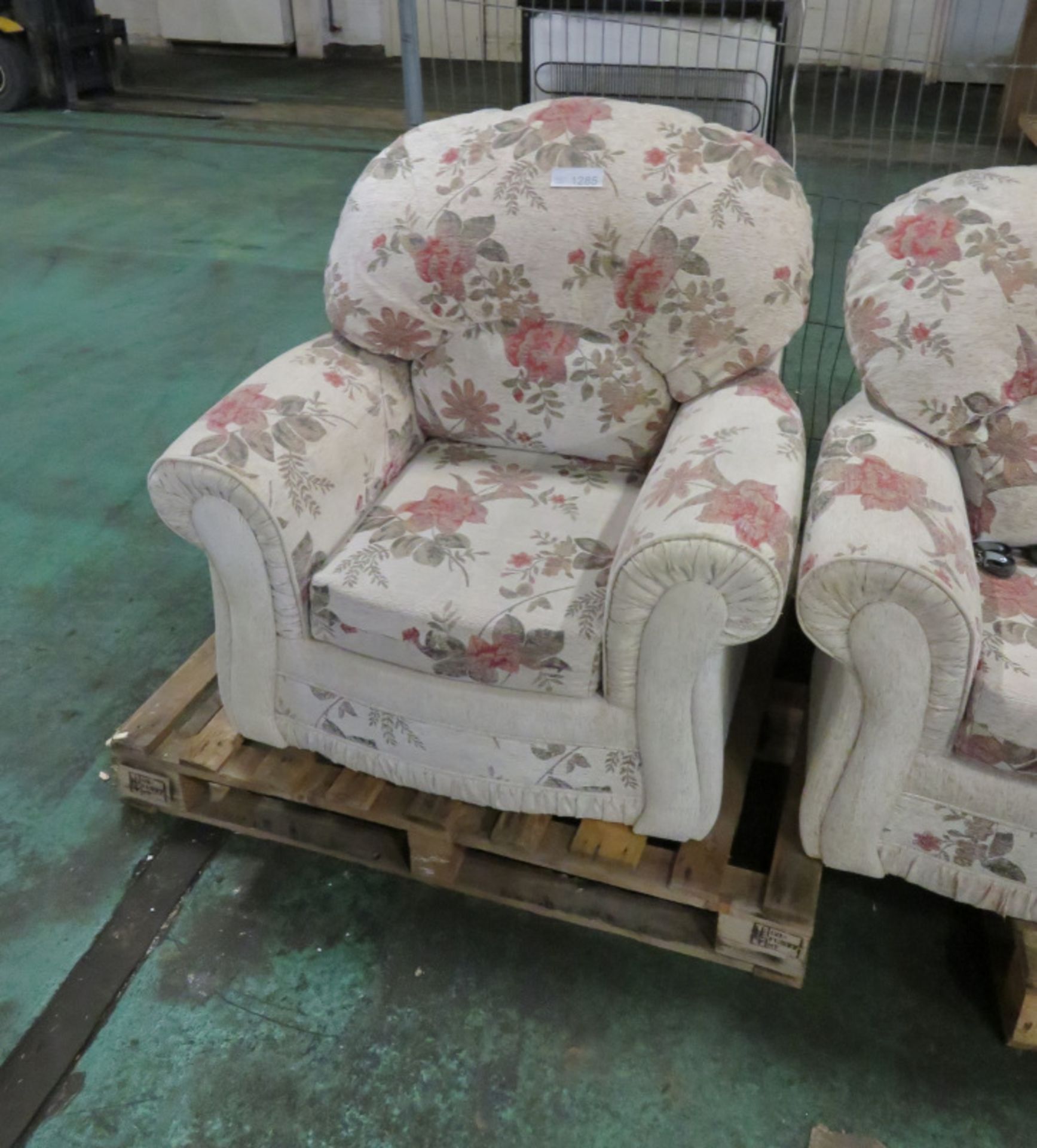 3 Piece Sofa & Chair Set - Sofa - L 1850mm x D 860mm x H 900mm, Chairs - L 950mm x D 820mm x H 950mm - Image 2 of 4