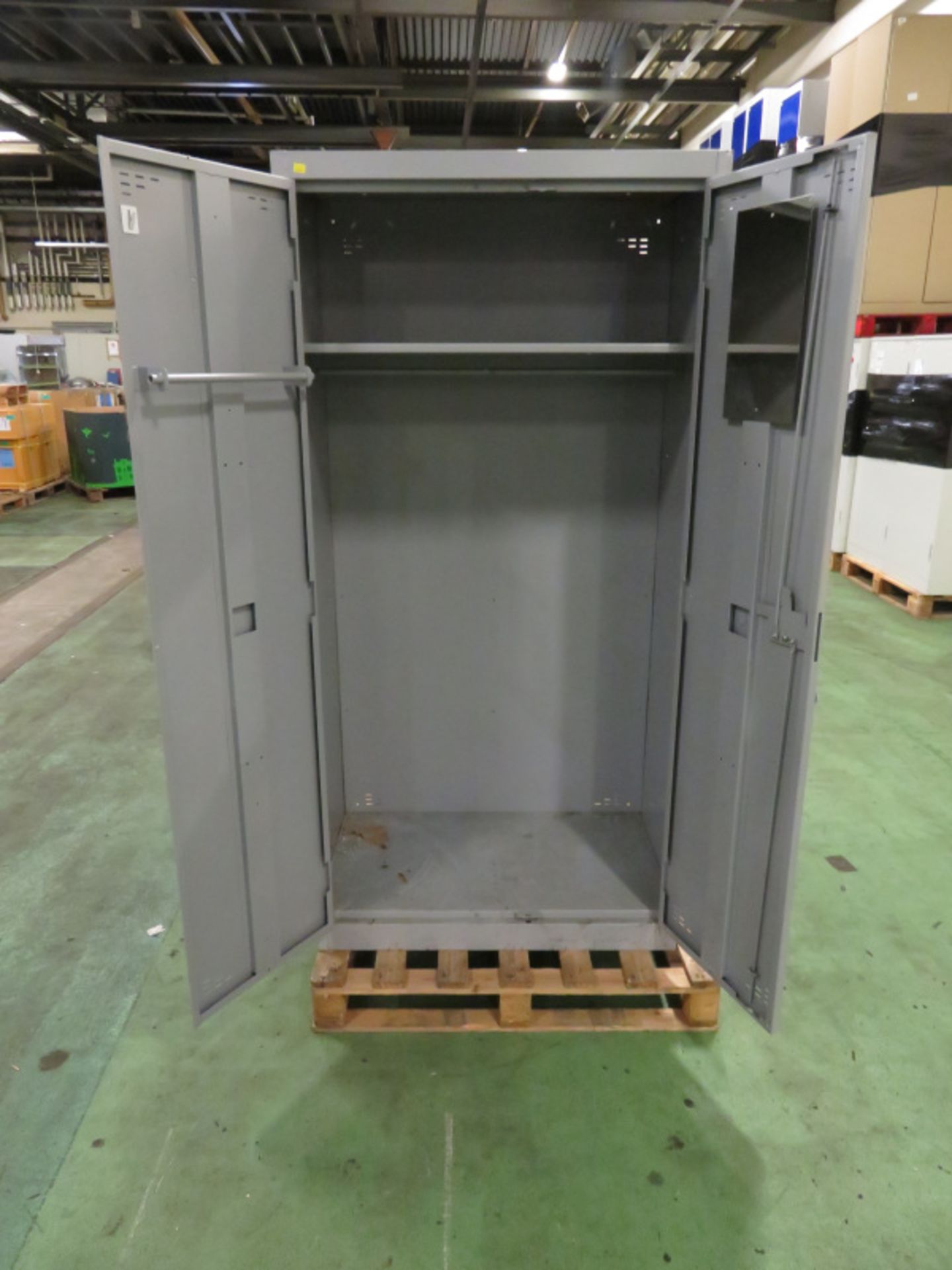 Grey Metal Double Locker L 600mm x W 450mm x H 1780mm, Grey Metal Double Door Locker L 910mm - Image 4 of 5