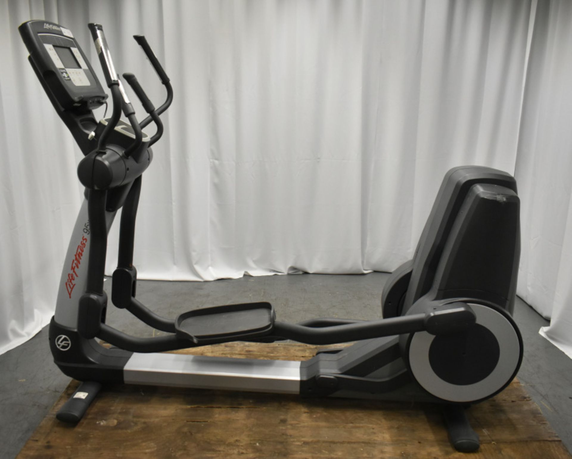 Life Fitness 95X Cross Trainer -Powers Up Functions Not Tested - See pictures for conditio