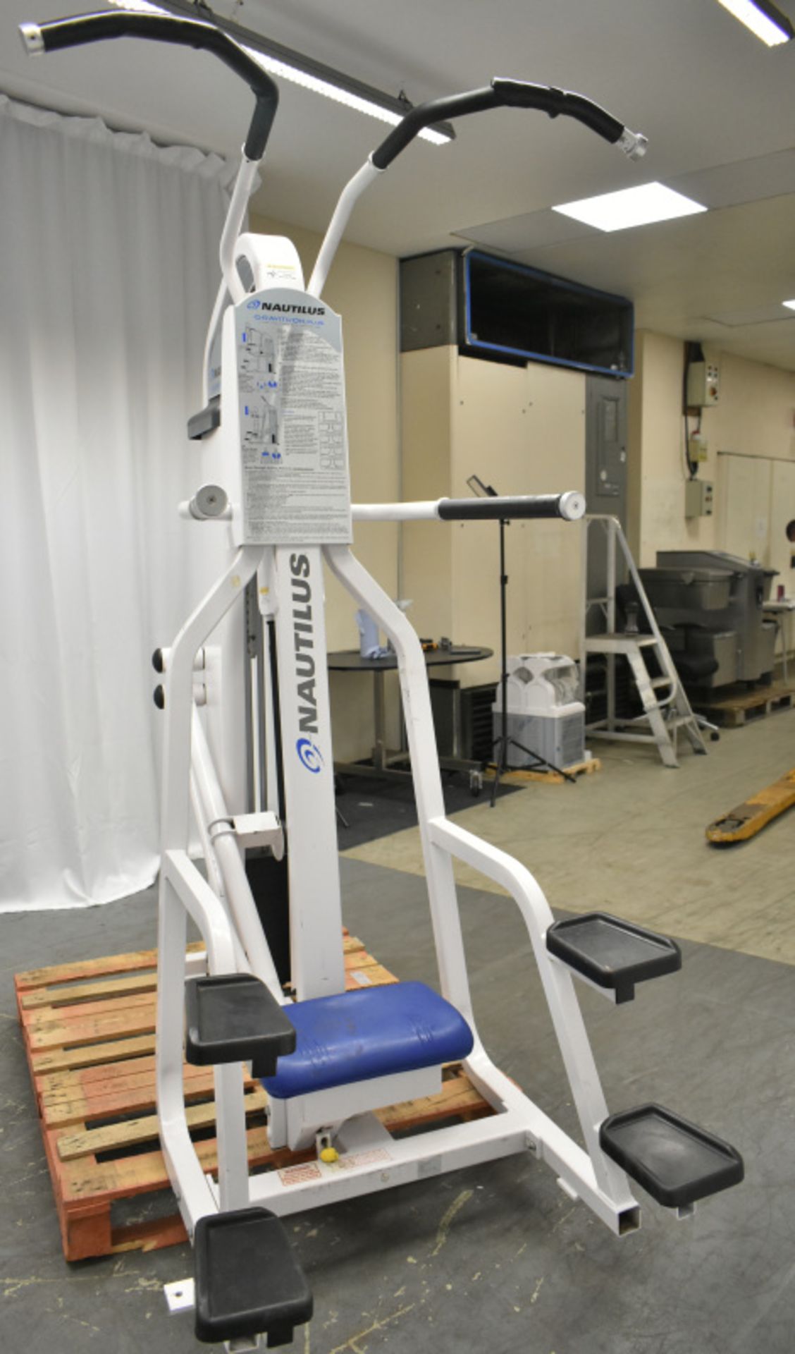 Nautilus Gravitron Plus Weight Assisted Chin Dip Machine - See pictures for condition - Image 8 of 15