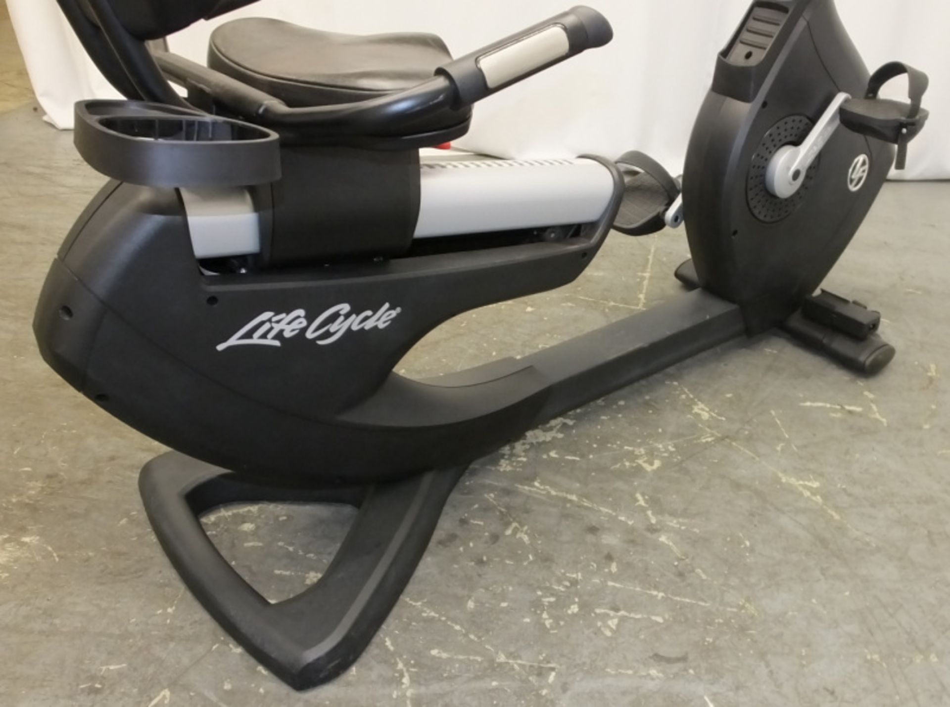 Life Fitness Life Cycle 95RS Recumbent Exercise Bike - Missing Power Lead - Image 10 of 15