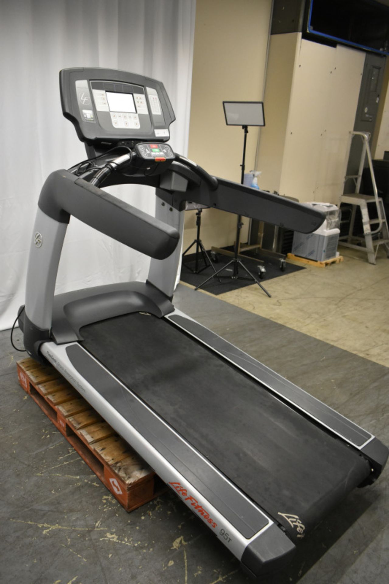 Life Fitness 95T Flex Deck Treadmill - Powers Up Functions Not Tested - Image 4 of 11