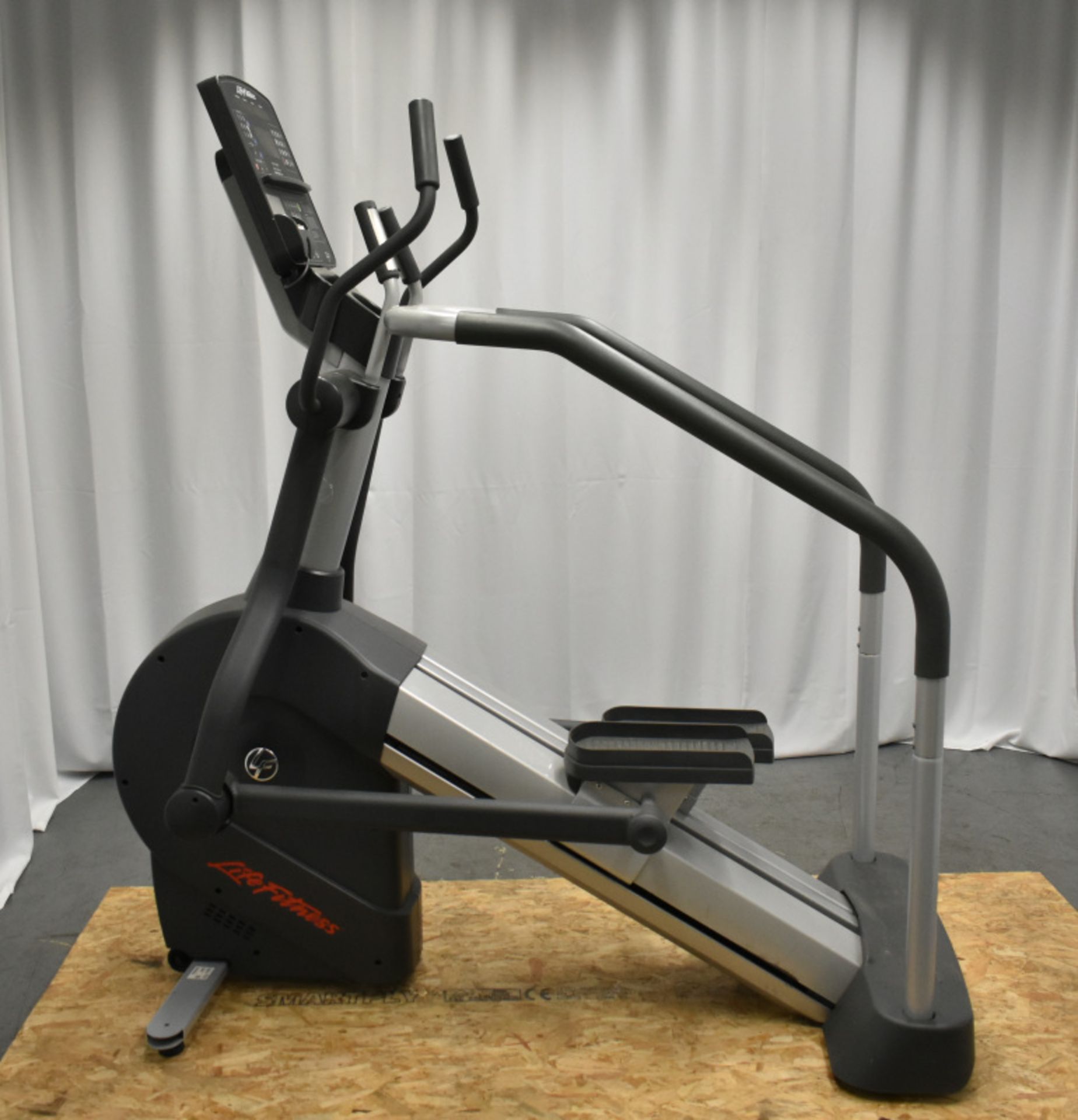 Life Fitness CLSL Summit Trainer - Powers Up Functions Not Tested